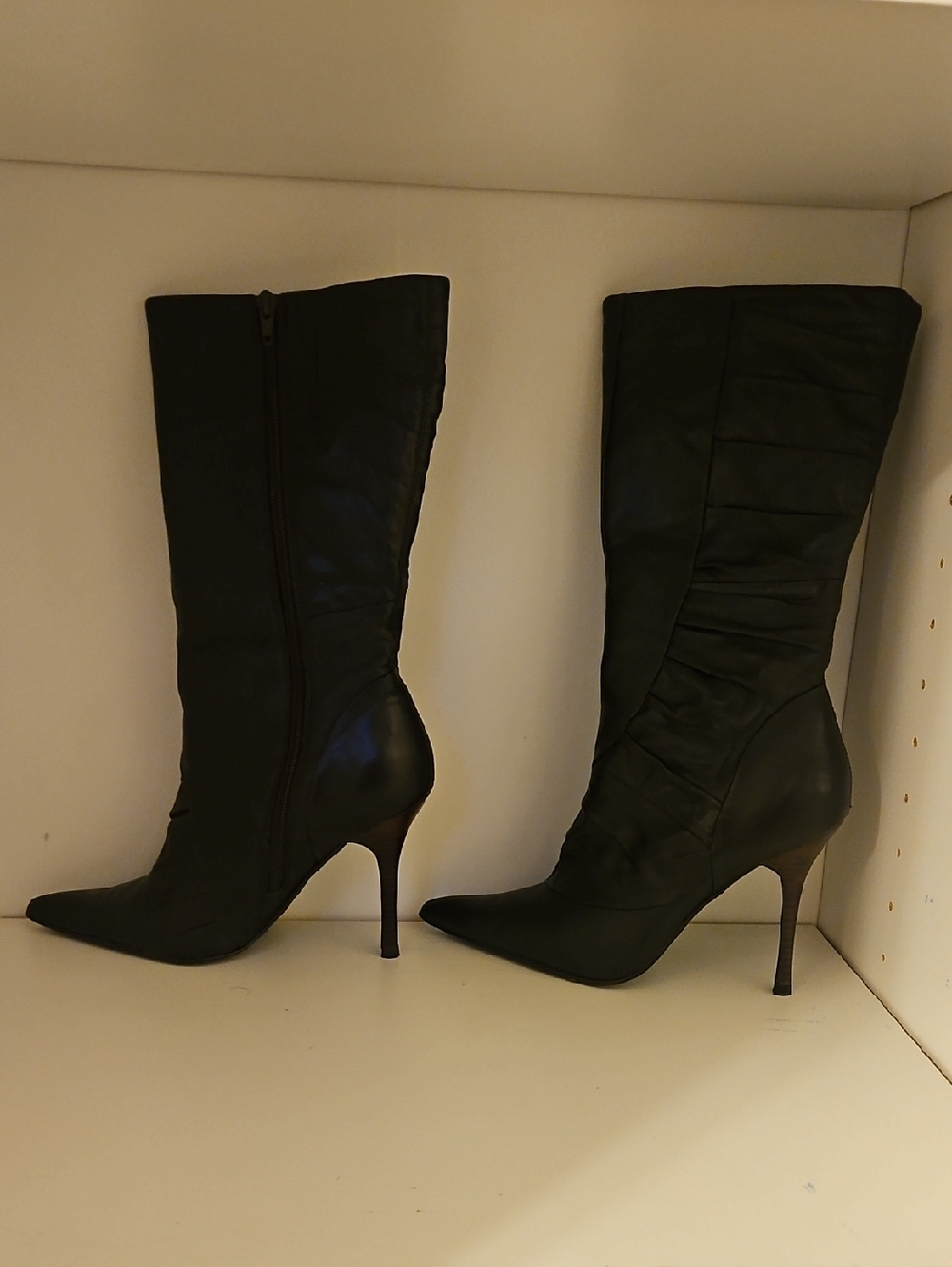 Black High-Heel Knee Boot - Sleek Stiletto Style